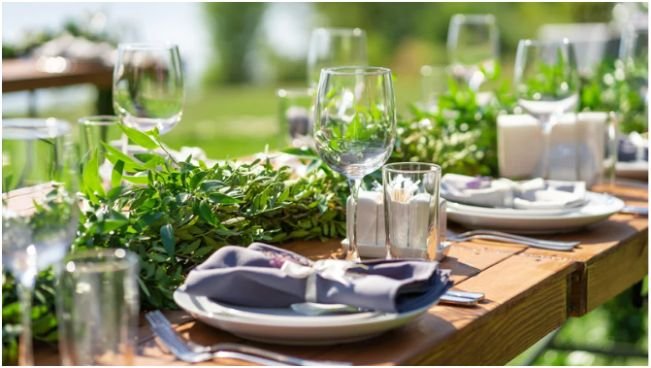 Where Should You Eat And Stay On The Road?